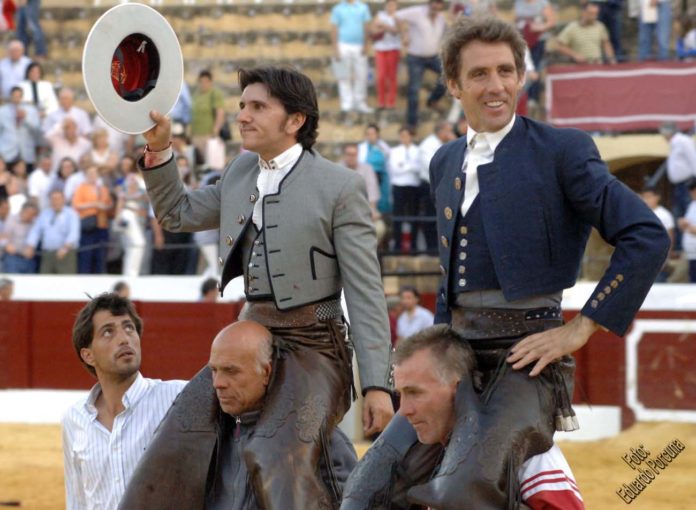 Diego Ventura, a hombros esta tarde en Osuna. (FOTO: Eduardo Porcuna)